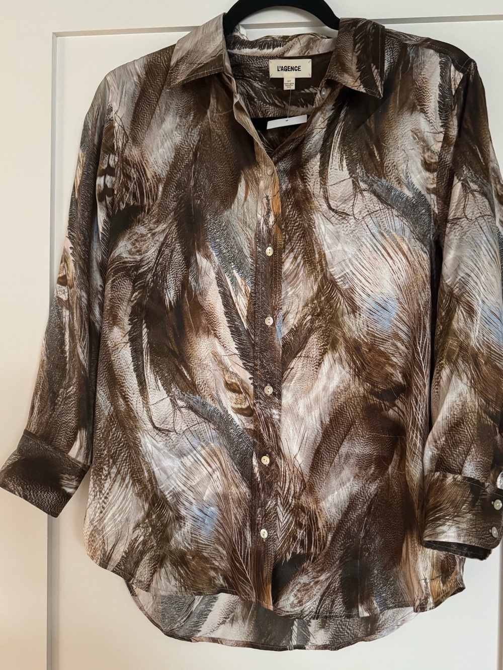 NEW L’Agence Dani Feather Print Three-Quarter Sleeve Silk Button-Up Shirt - Picture 5 of 8
